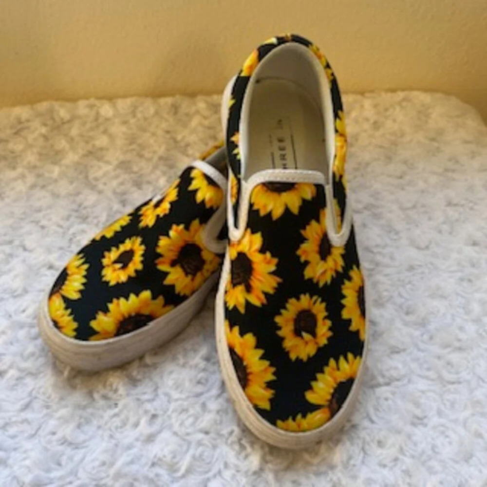 Three In Shoes‎ Slip On Sunflower Canvas Sneakers Loafers Women’s Size 6.5 EUC